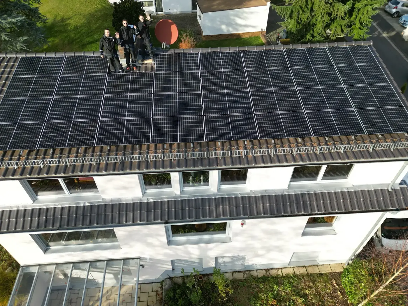 PV-Anlage auf einem Hausdach, Team bei der Montage