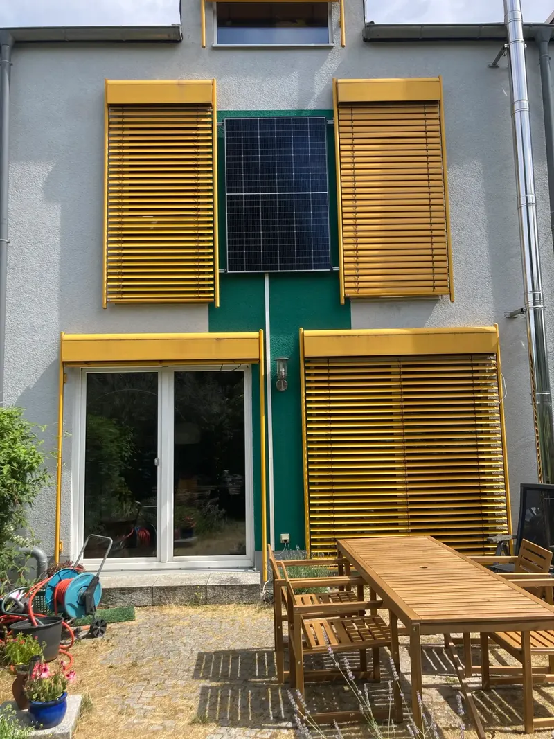 Solarpanel an einer Hausfassade montiert